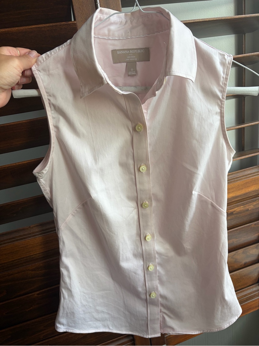 Banana Republic Sleeveless Button-Down Shirt in Pale Pink
